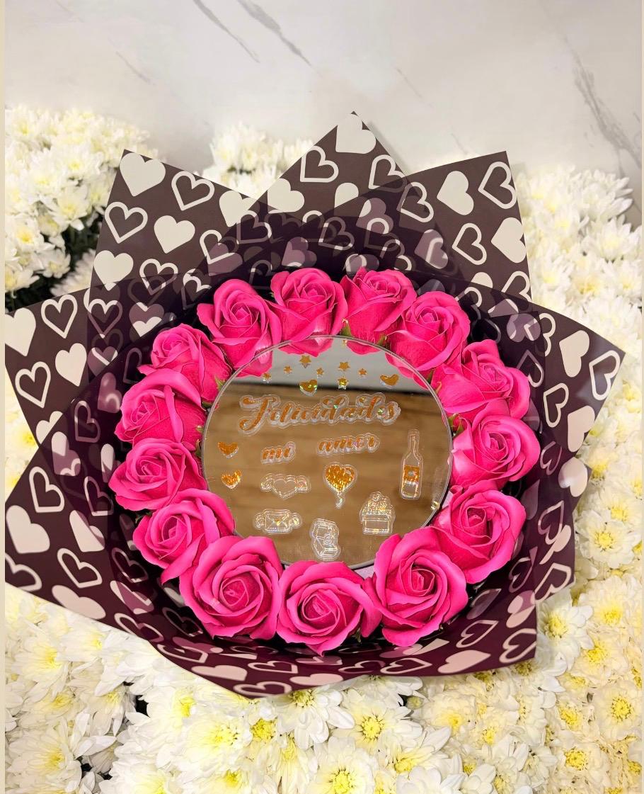 Ramo de Rosas Fucsias con espejo personalizada