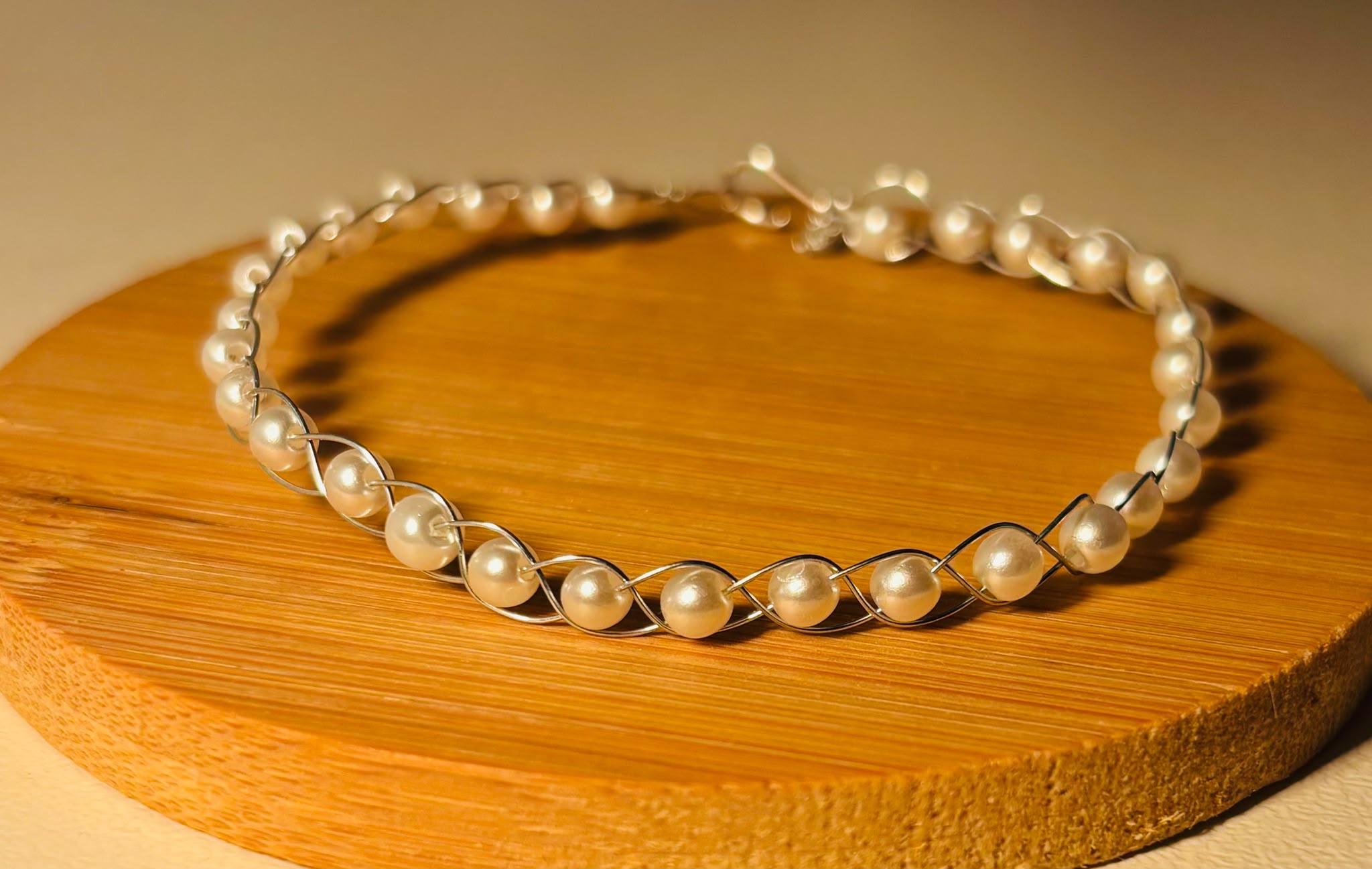 “Silver Pearls” צמיד יד פנינים קטנות אלגנטי 