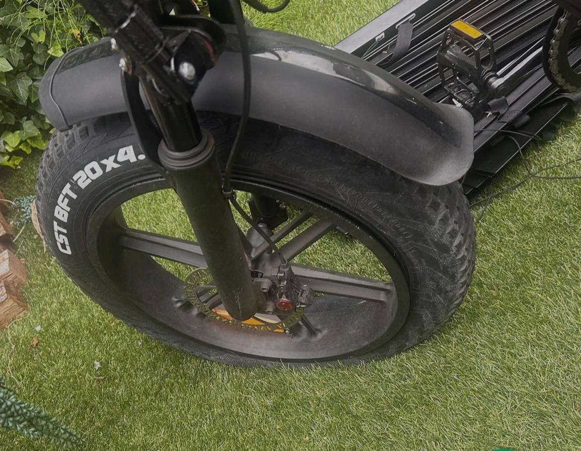Repair of a flat tire on the front wheel of a fatbike
