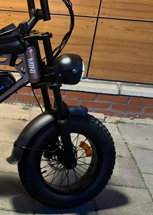 Repair of a flat tire on the front wheel of a fatbike mini