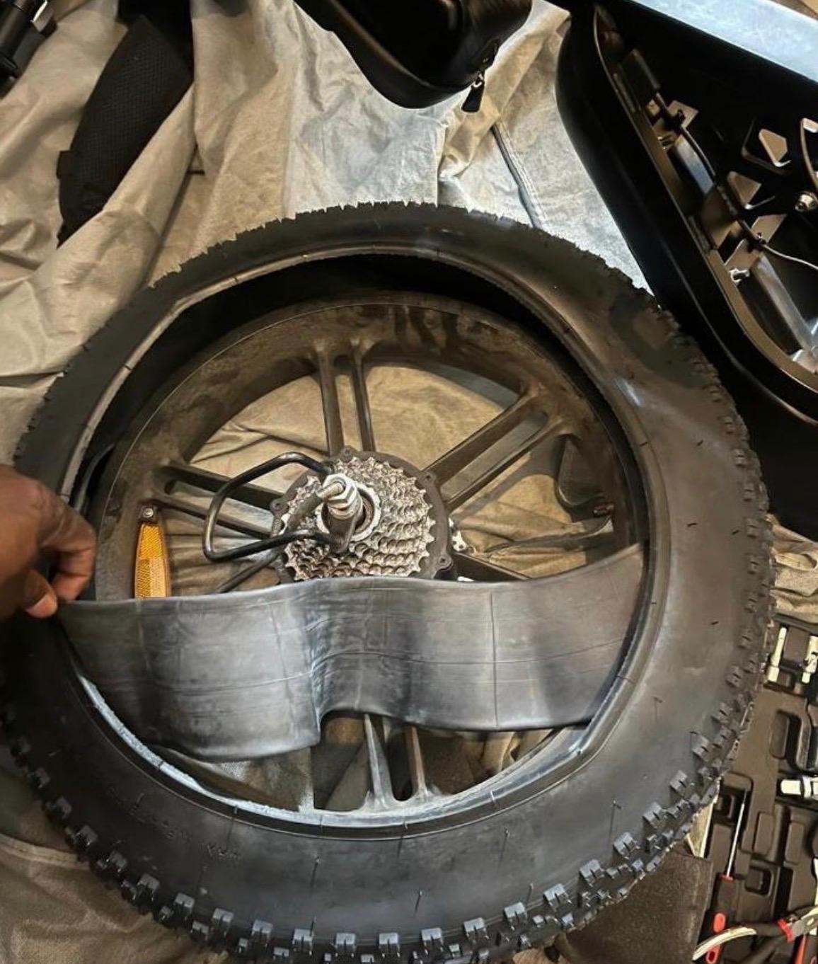 Rear wheel of a fat bike - Repairing a flat tire