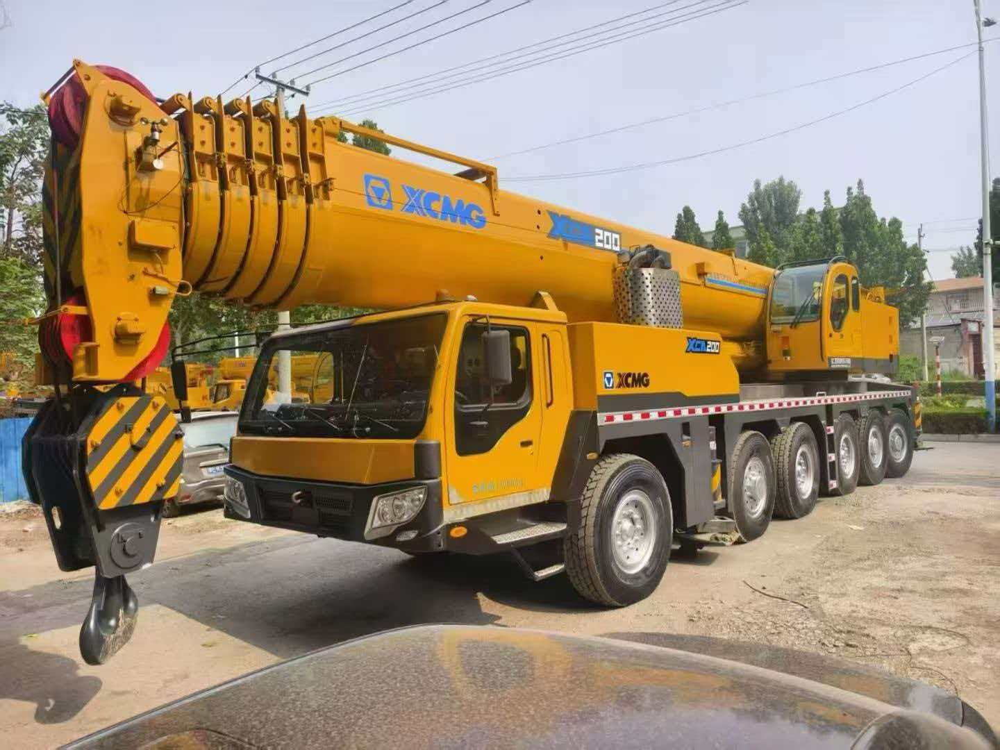 Truck crane 200t