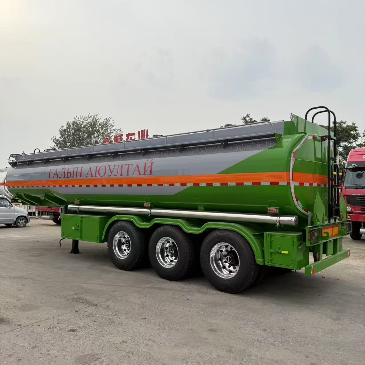 Semi-trailer 3-axle oil tanker