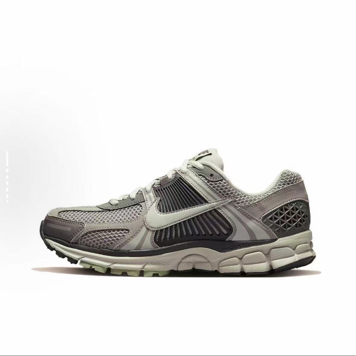 Nike Zoom Vomero 5 Sneakers