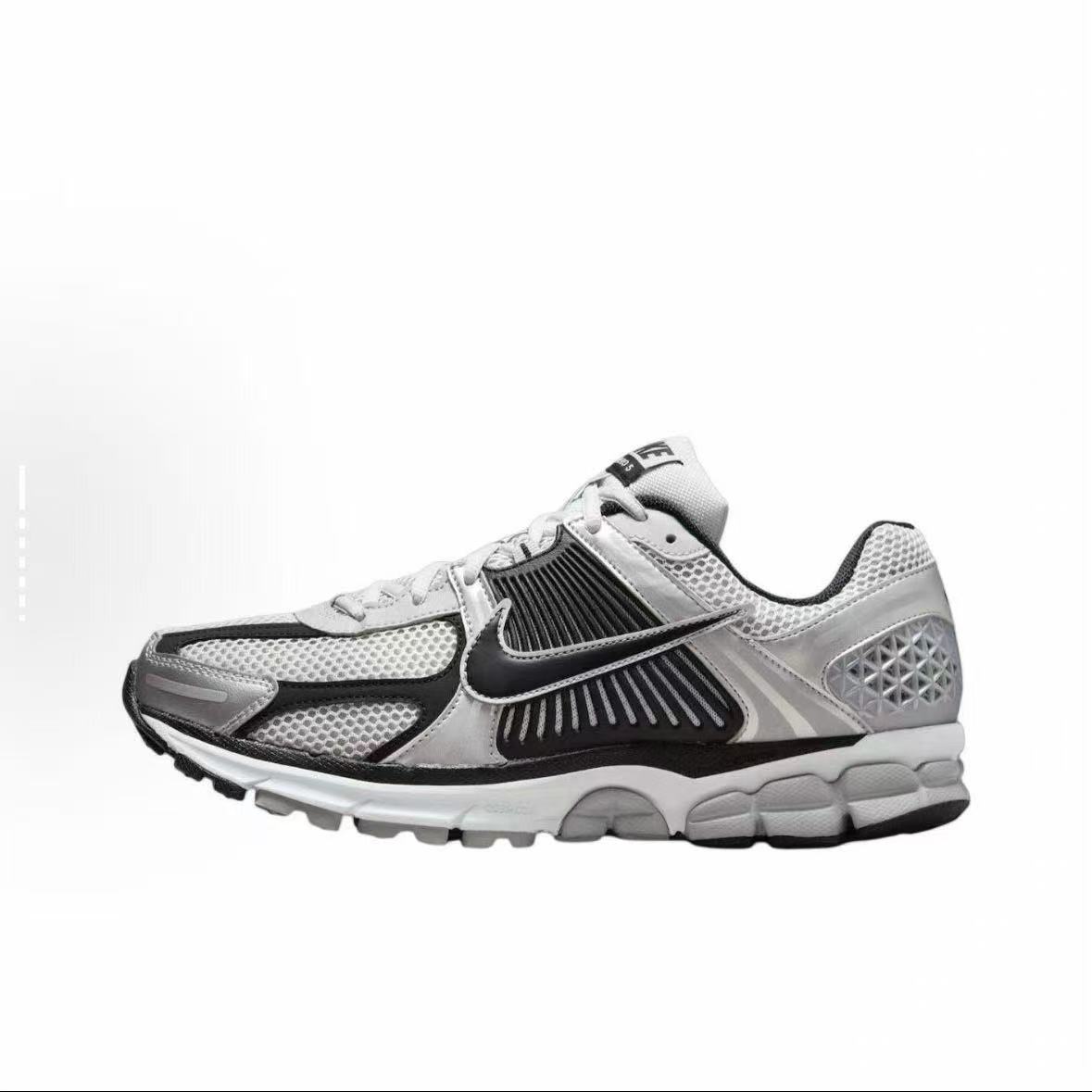 Nike Zoom Vomero 5 Sneakers