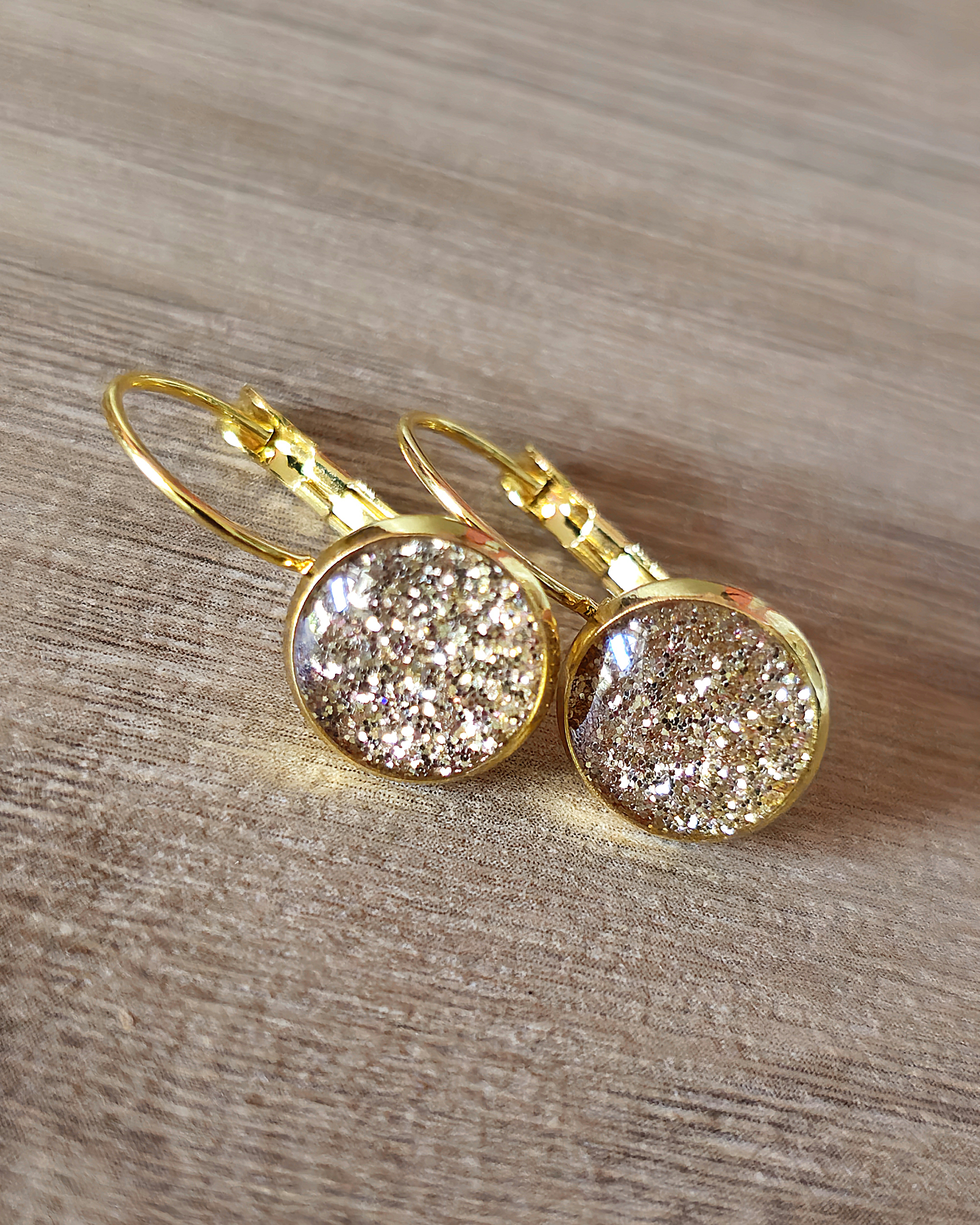 Boucles pailletées dorées