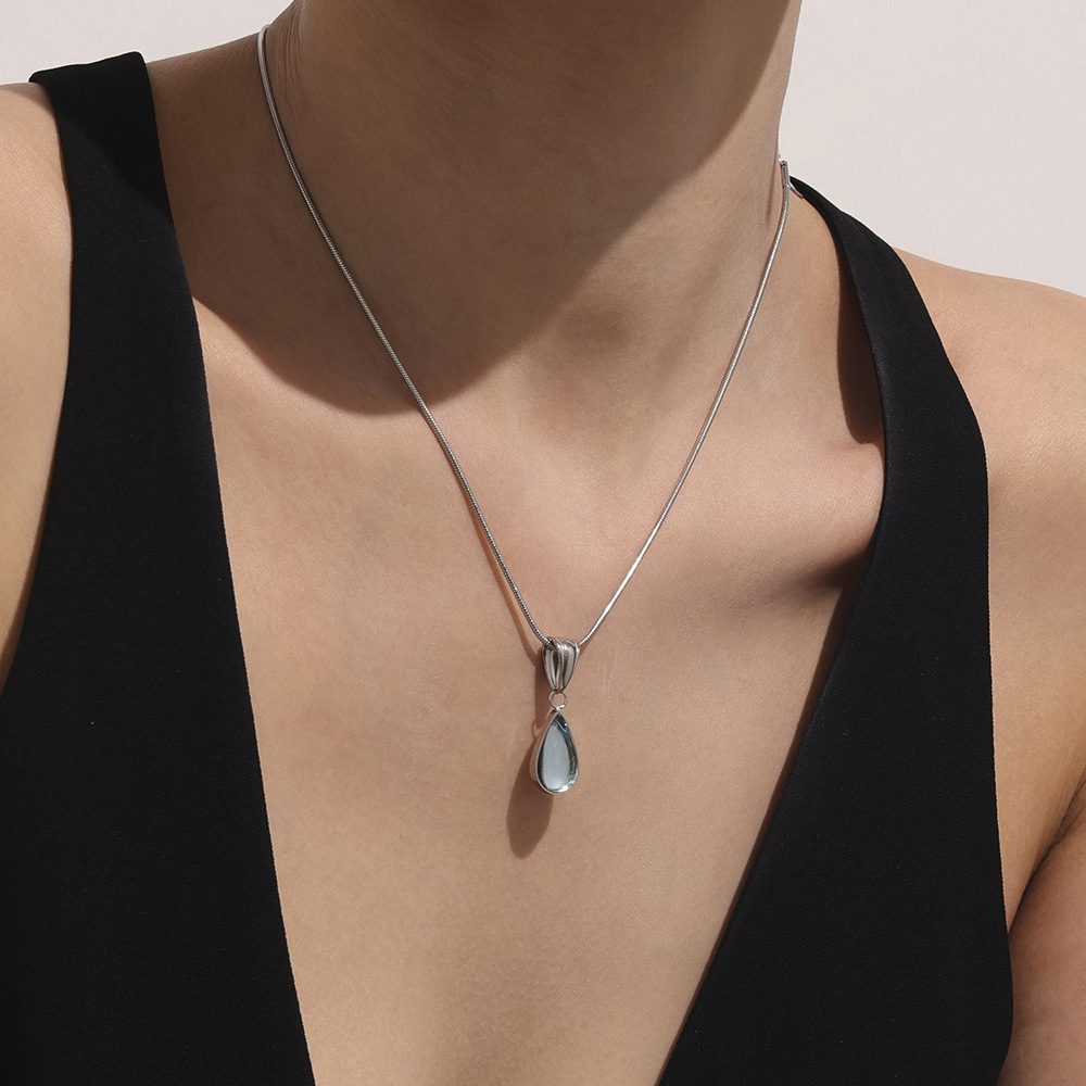 Elegant Teardrop Pendant Necklace