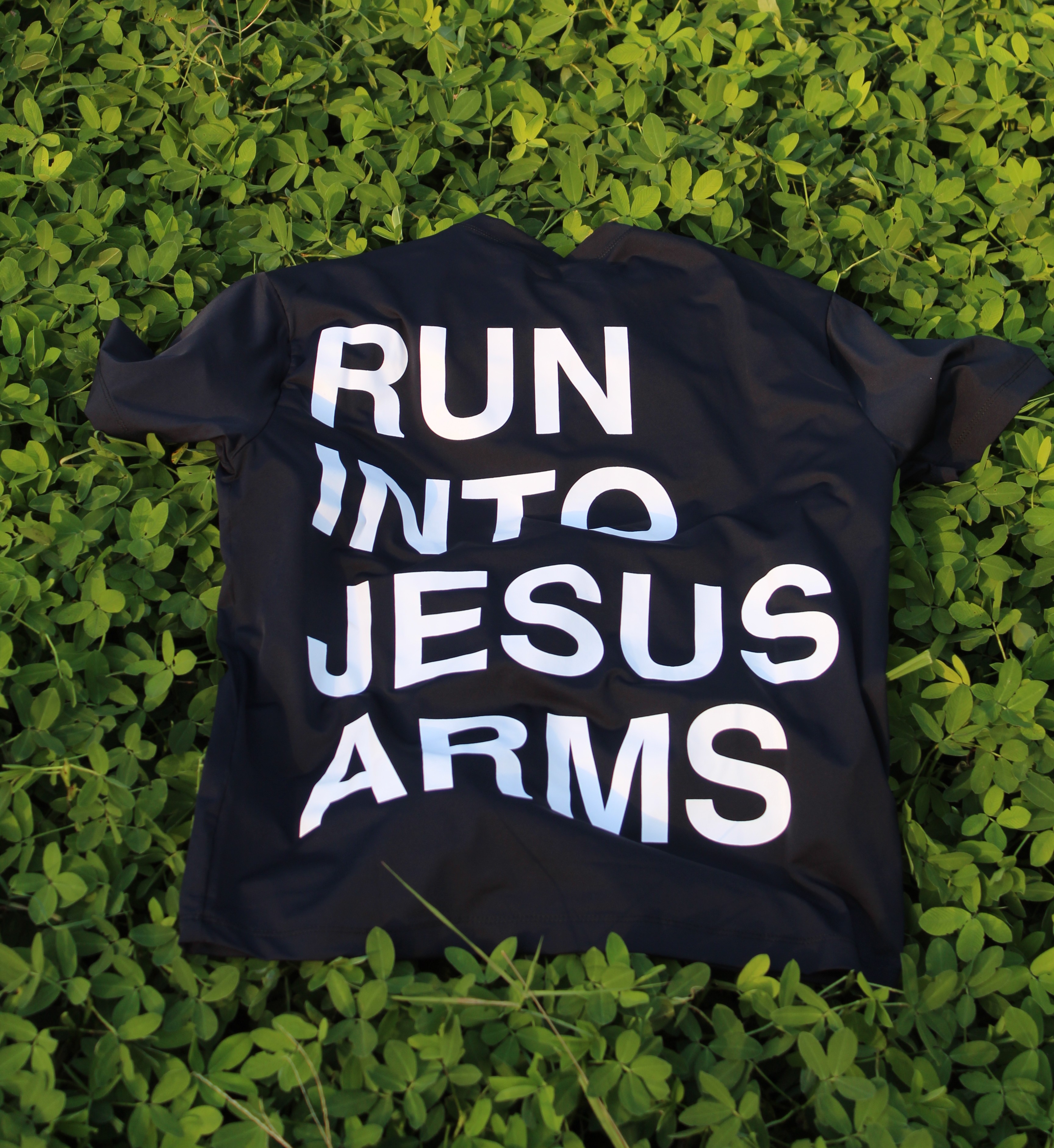 Camiseta 'Run Into Jesus Arms'