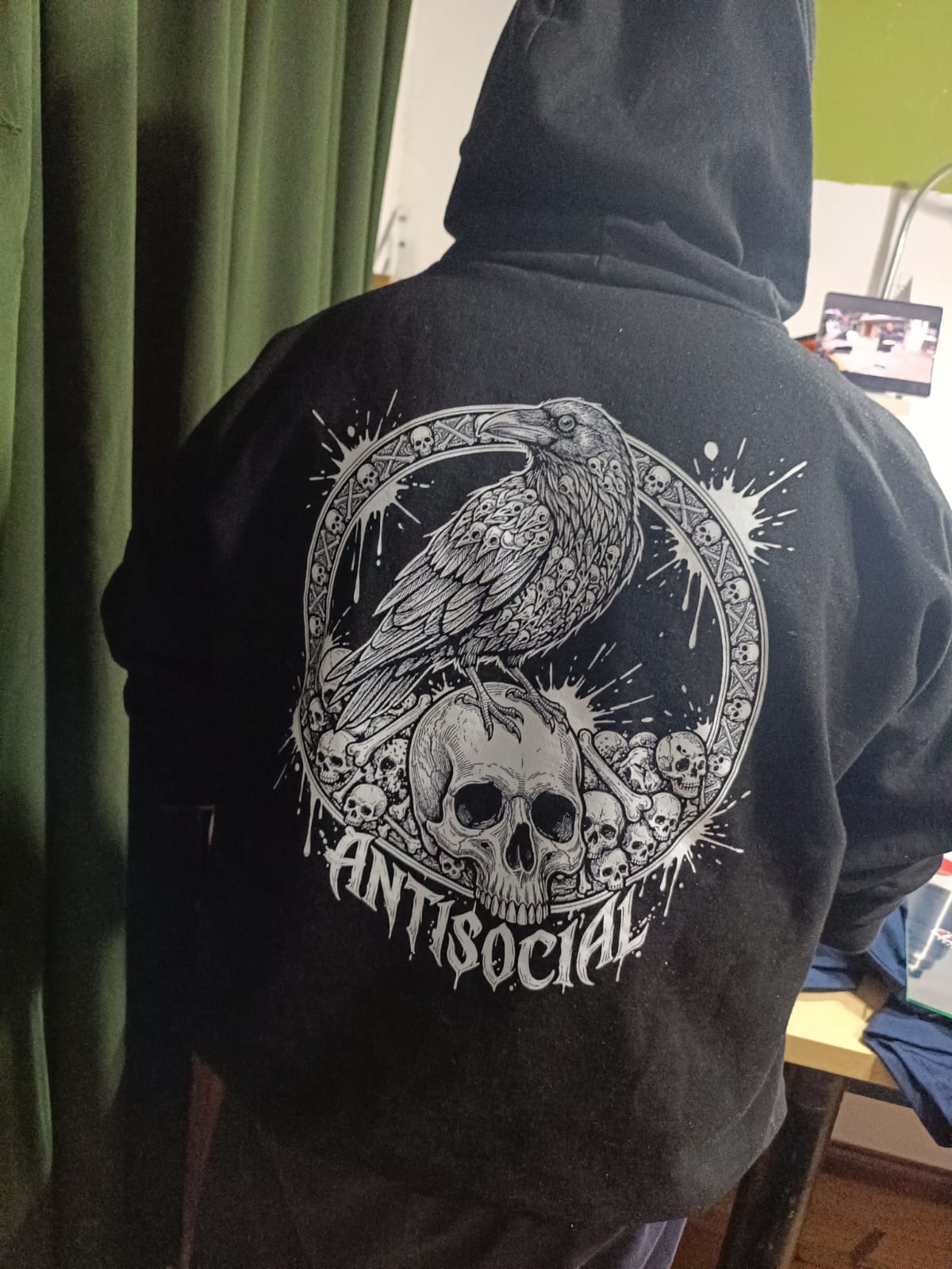 Buzo Antisocial con Estampado de Cuervo