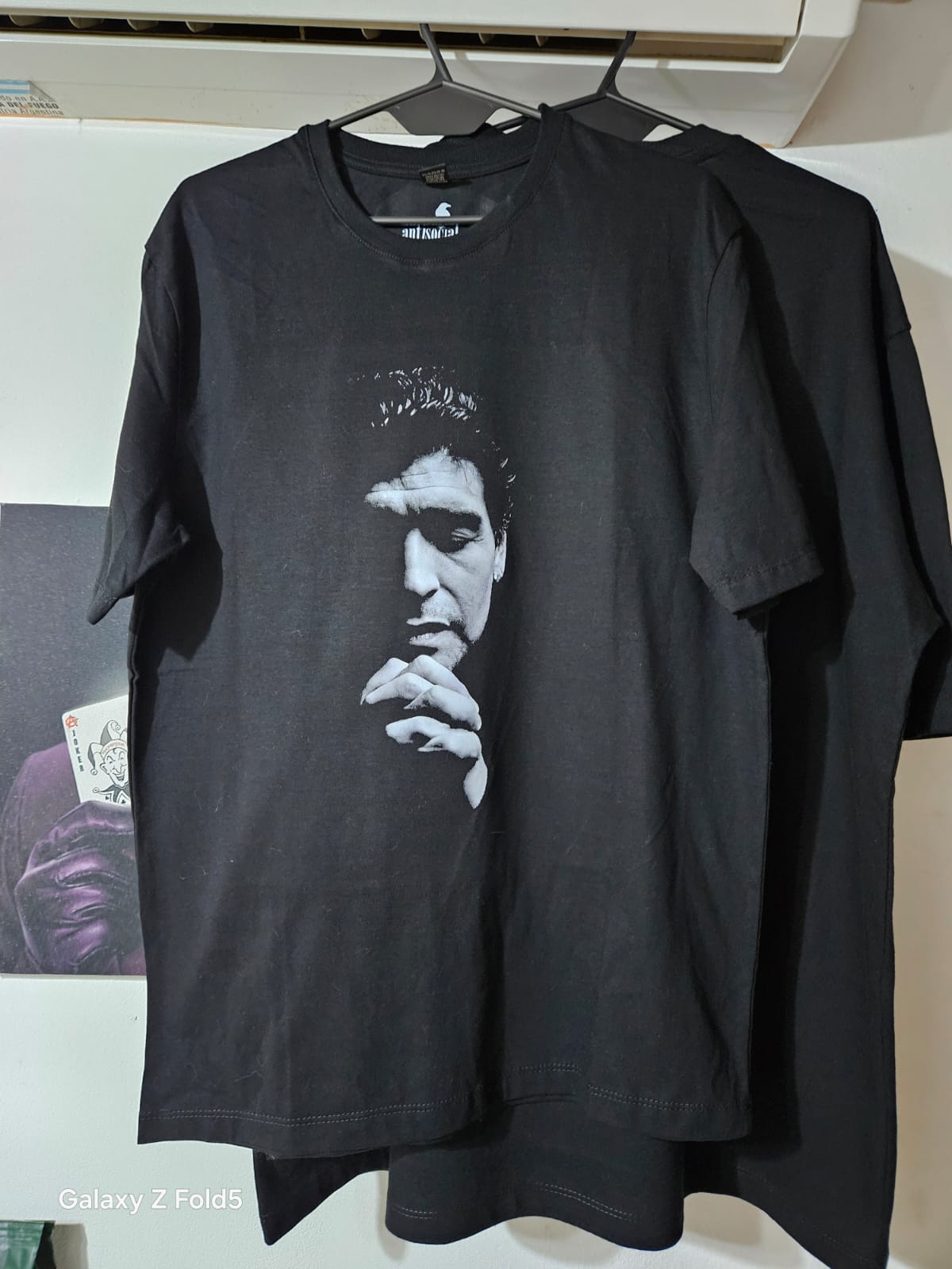 Remera negra con retrato artístico