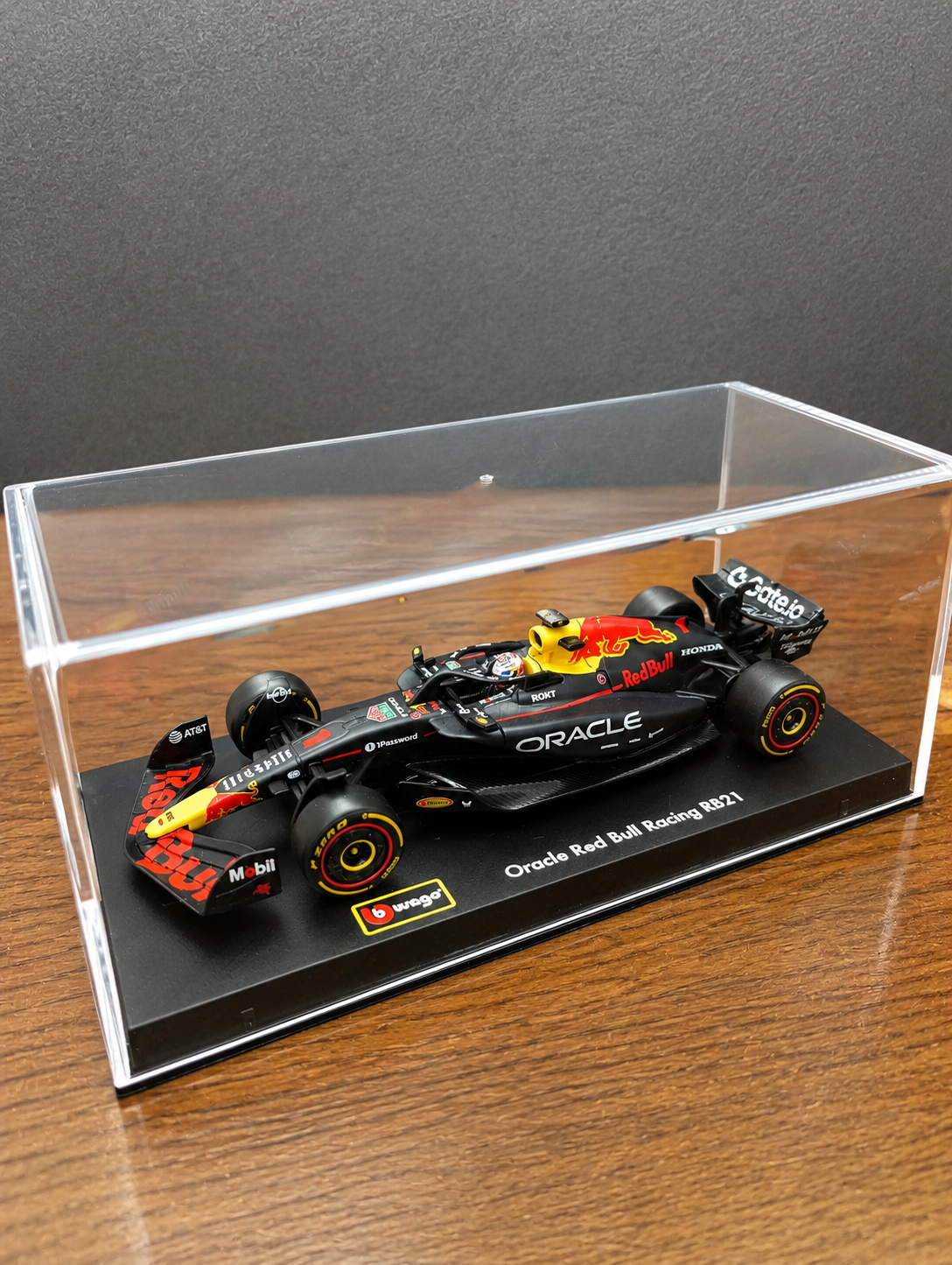 F1 Miniatura Scuderia Red Bull Racing, 1/43 - Max Verstappen, com Piloto.