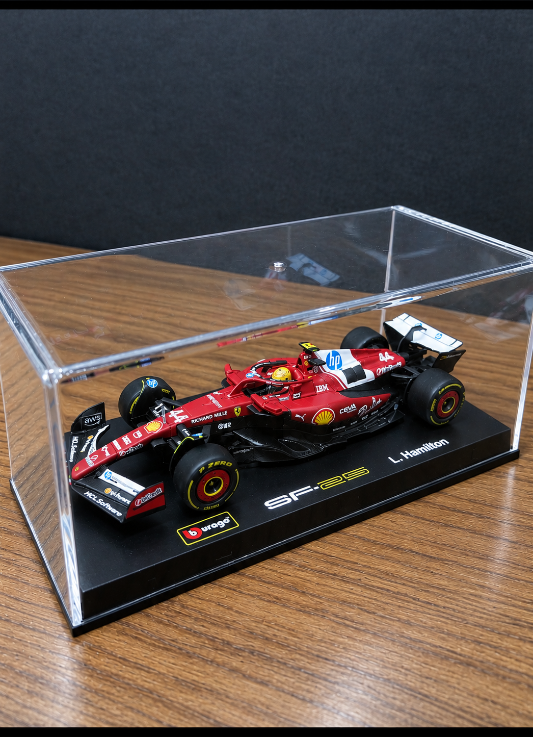 F1 Miniatura Scuderia Ferrari, 1/43 - Lewis Hamilton, com Piloto.