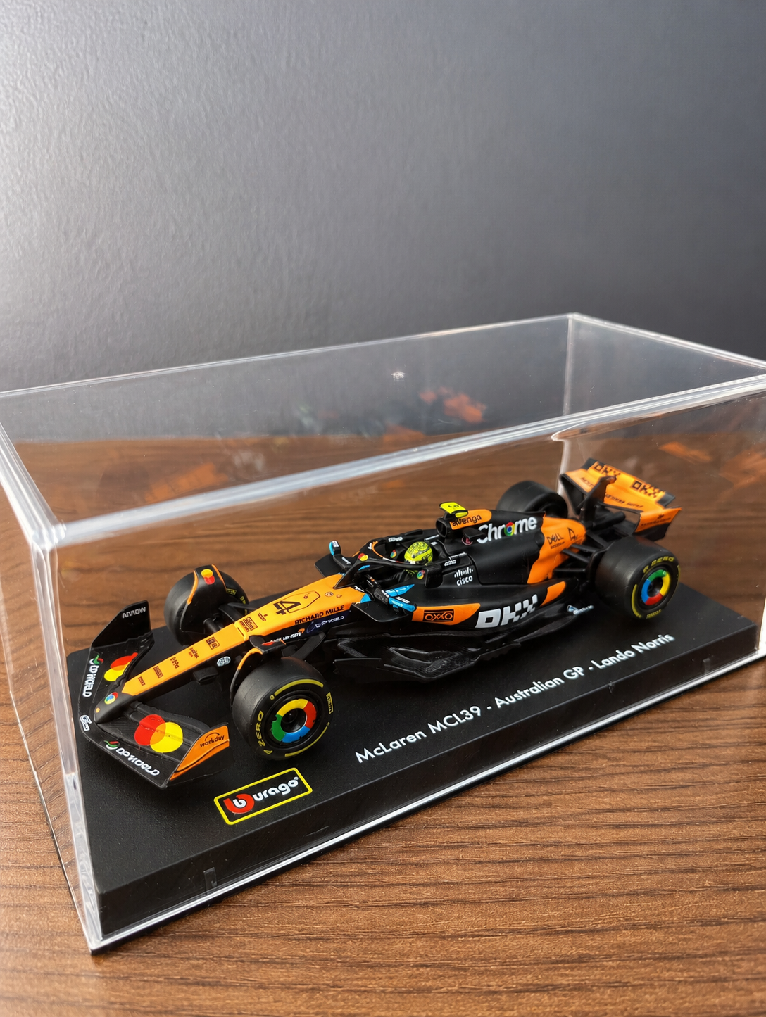 F1 Miniatura McLaren, 1/43 - Lando Norris, com Piloto.