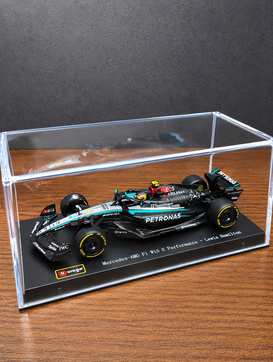 F1 Miniatura Mercedes AMG, 1/43 - Lewis Hamilton, com Piloto.