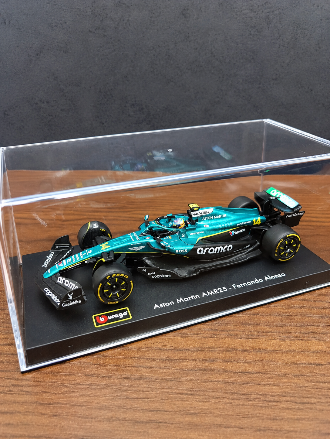F1 Miniatura Scuderia Aston Martin, 1/43 - Fernando Alonso, com Piloto.