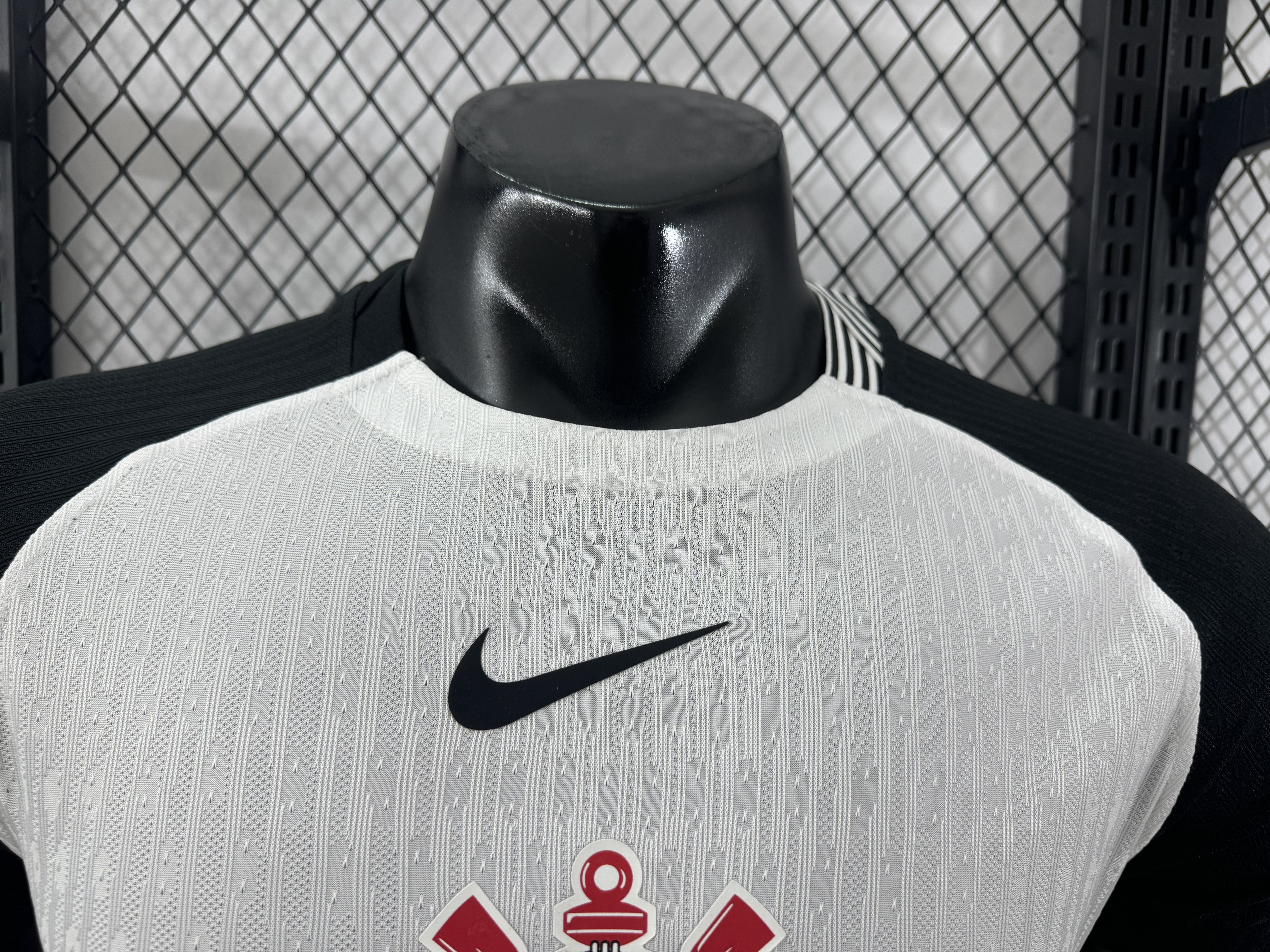 O tradicional manto alvinegro com o escudo centralizado e o marcante estilo Total 90"