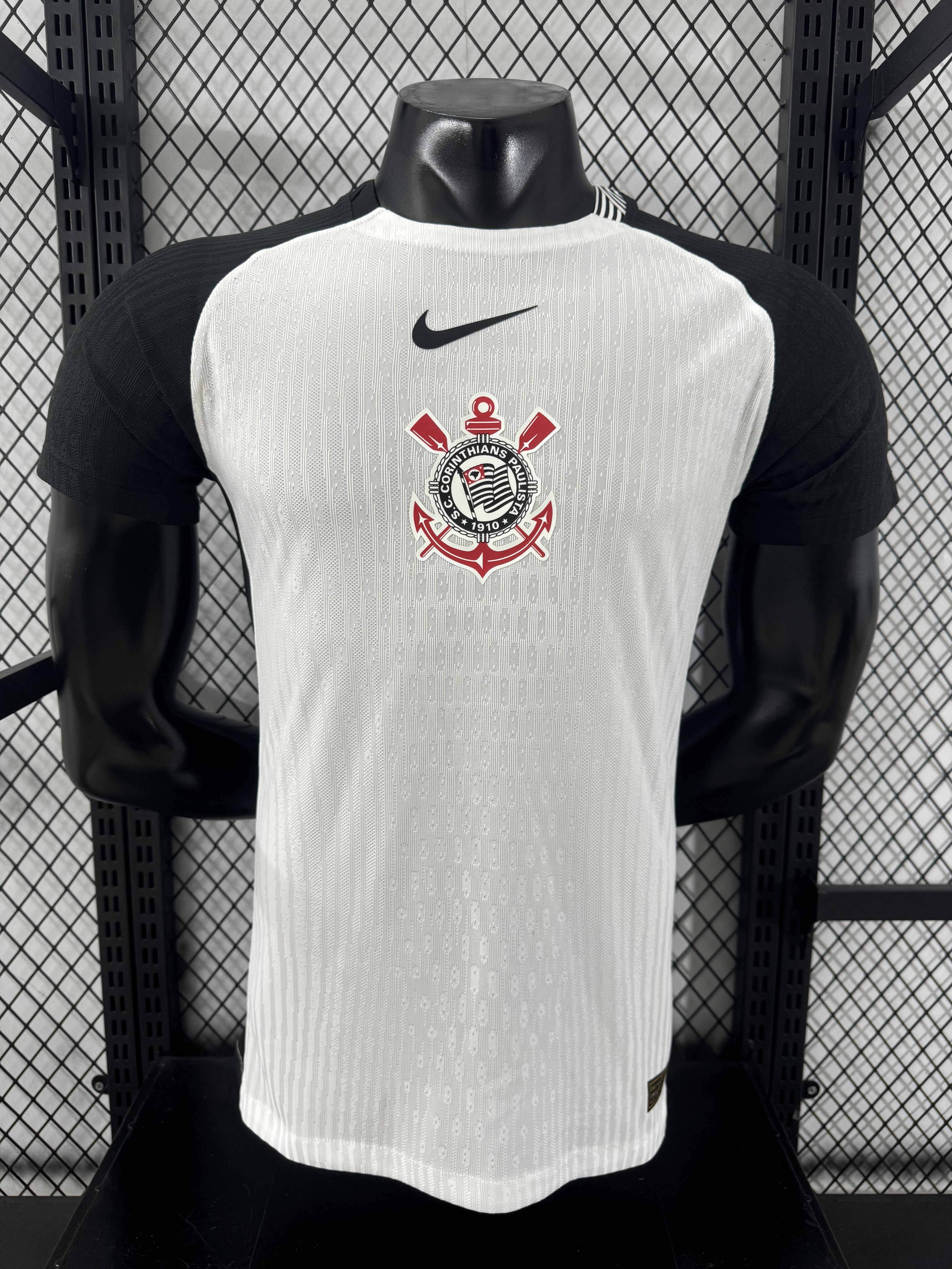 O tradicional manto alvinegro com o escudo centralizado e o marcante estilo Total 90"