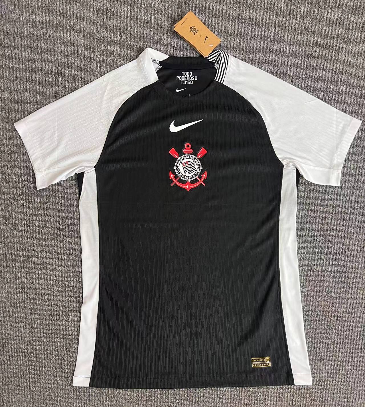 Estilo Total 90 histórico: O clássico manto com escudo centralizado e design que marcou época
