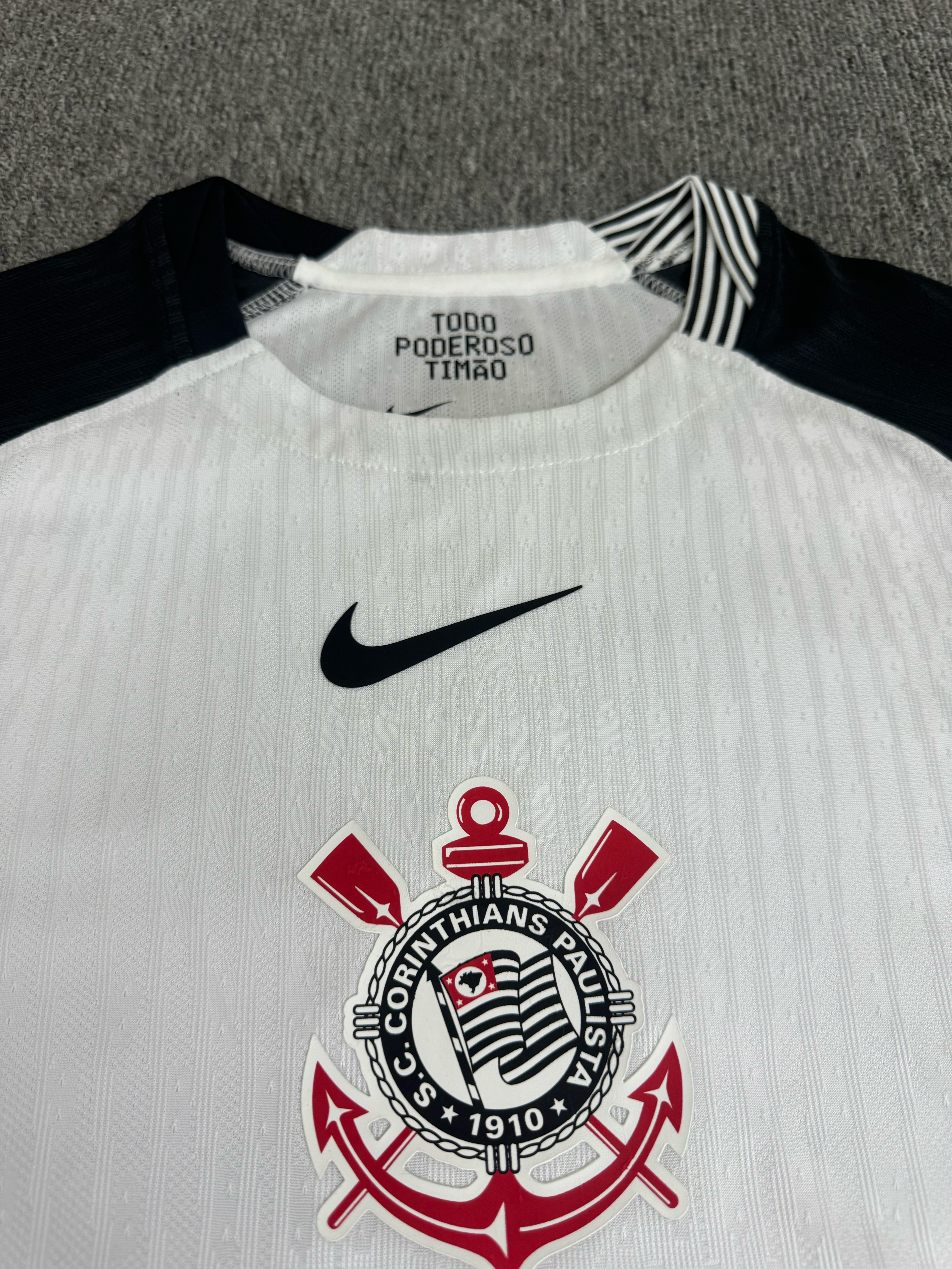 O tradicional manto alvinegro com o escudo centralizado e o marcante estilo Total 90"