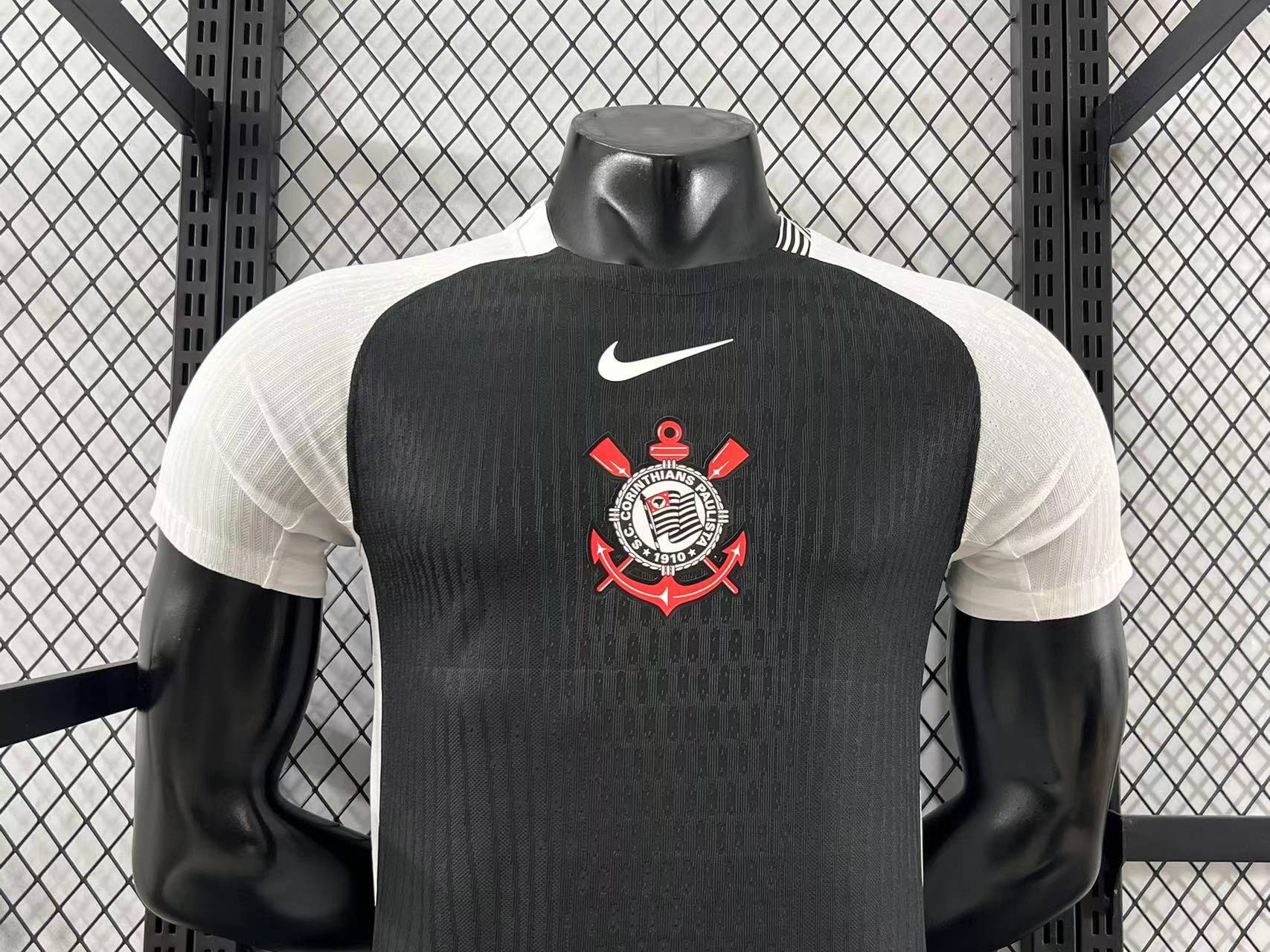 Estilo Total 90 histórico: O clássico manto com escudo centralizado e design que marcou época