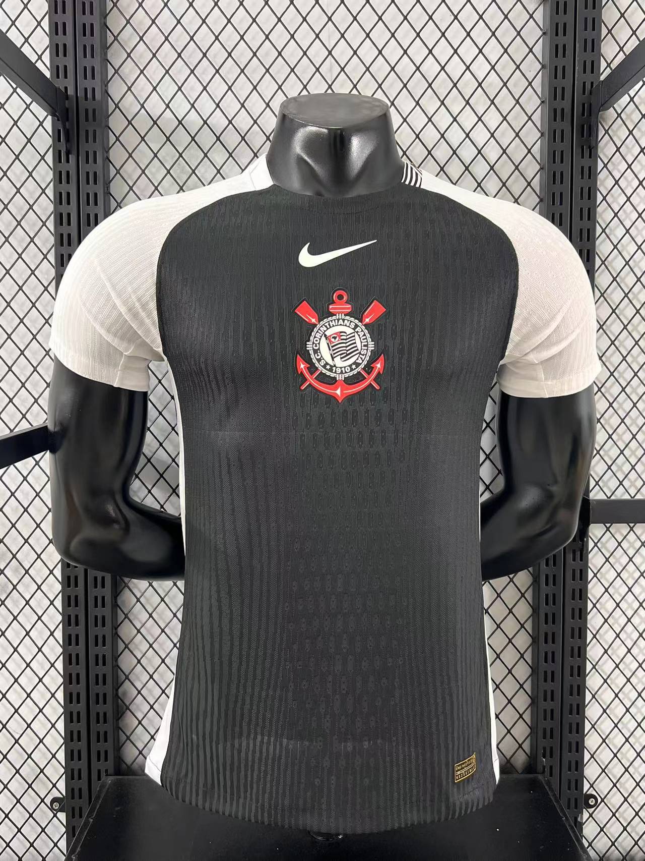 Estilo Total 90 histórico: O clássico manto com escudo centralizado e design que marcou época