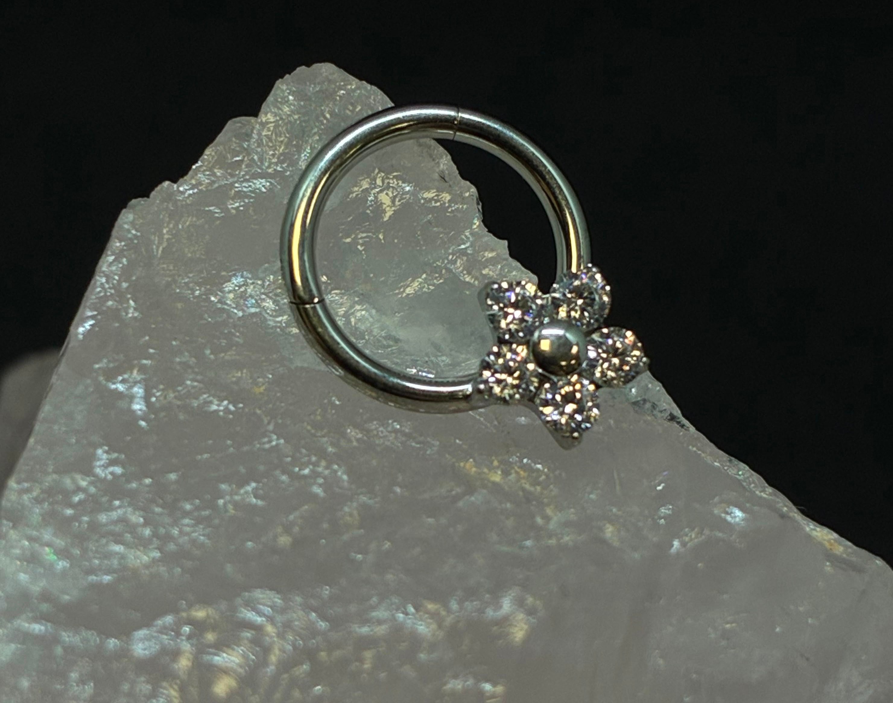 Piercing de Ouro com Zircônias
