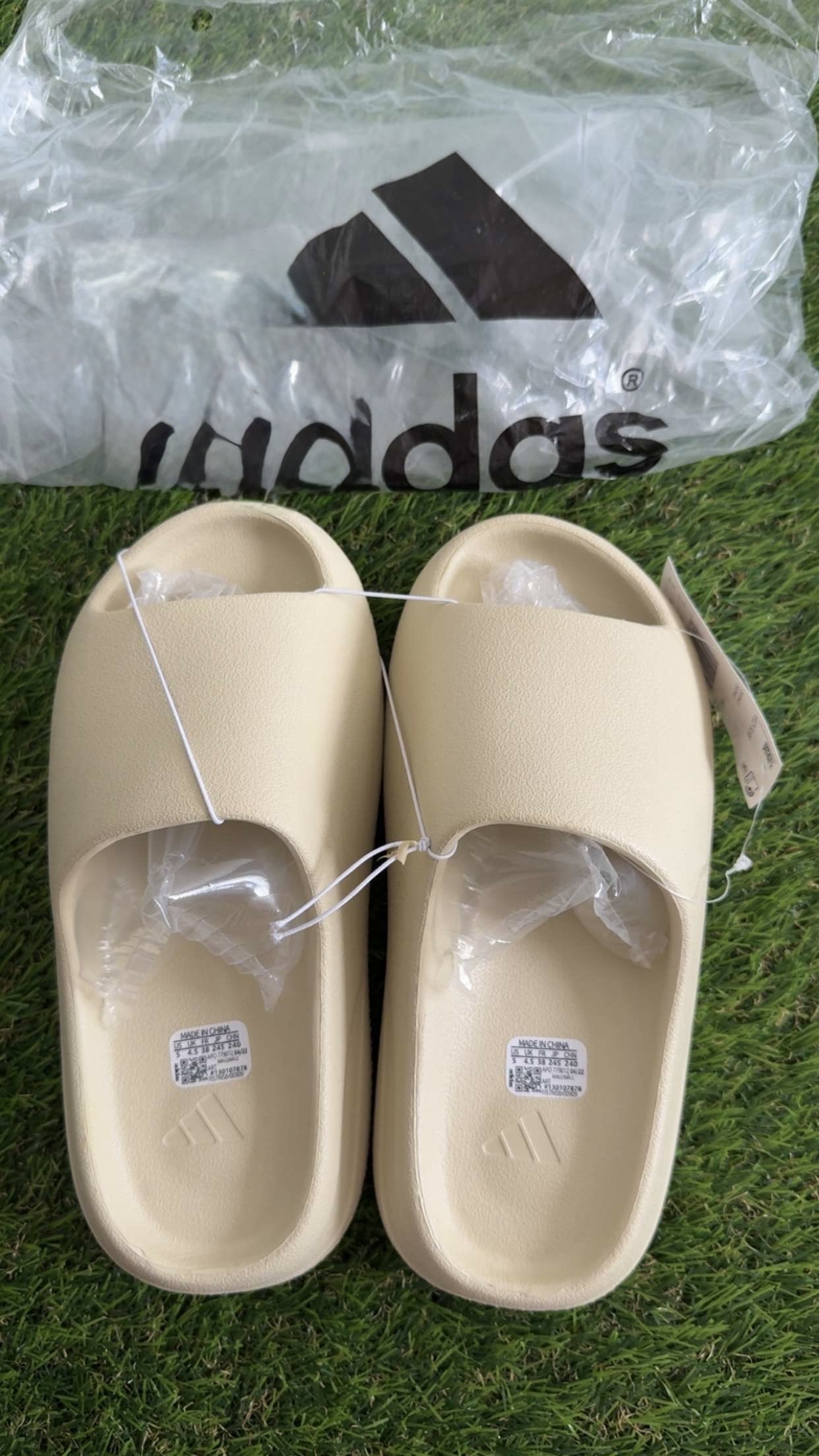 Yeezy Slides (EU 7, Mens US 5, Womens US 8)